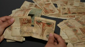 طوابير ومشادات في البنوك لاستبدال الأوراق النقدية القديمة