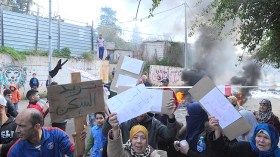 عائلات مقصاة بحي سيدي مبارك القصديري ببئر خادم تغلق الطريق