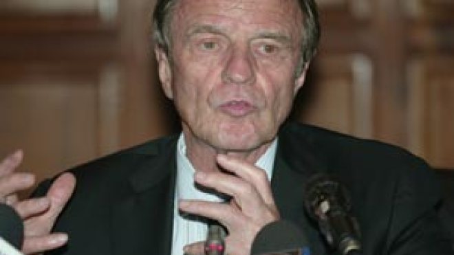 كوشنير يتهم جيل الثورة في الجزائر بتسميم العلاقات مع فرنسا