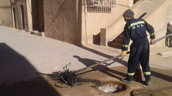 “الشروق” ترافق عمال مؤسسة التطهير في حملة إصلاح البالوعات ببسكرة