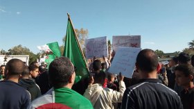 متظاهرون يتضامنون مع طفلة سُرِق منها هاتفها في مسيرة بسكرة