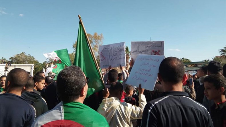 متظاهرون يتضامنون مع طفلة سُرِق منها هاتفها في مسيرة بسكرة