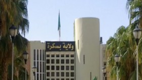 معاق حركيا يحرق جسده أمام مقر ولاية بسكرة