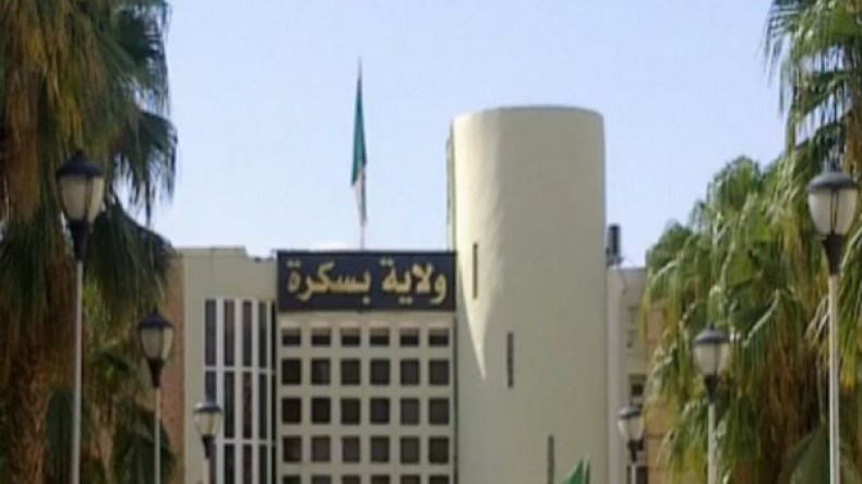 معاق حركيا يحرق جسده أمام مقر ولاية بسكرة