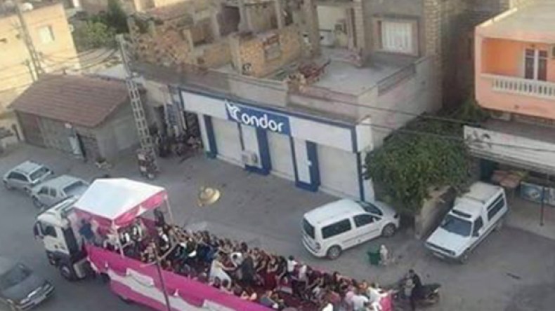 عروس تزف على مقطورة شاحنة ببجاية