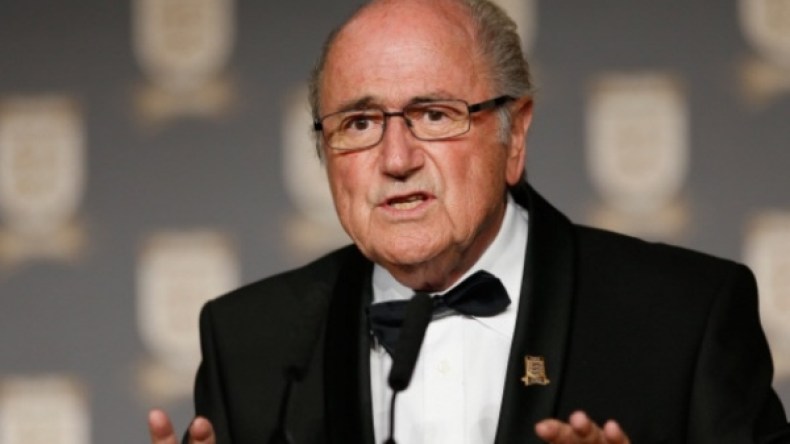 بلاتر يلزم اللاعبين والمدربين بالتصافح.. وعينه على جائزة “نوبل” للسلام