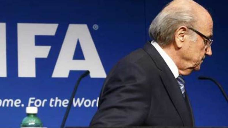 بلاتير يستقيل رسميا من رئاسة “الفيفا”