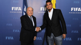 بلاتير يدعو لمحاربة العنصرية بخصم نقاط الفرق