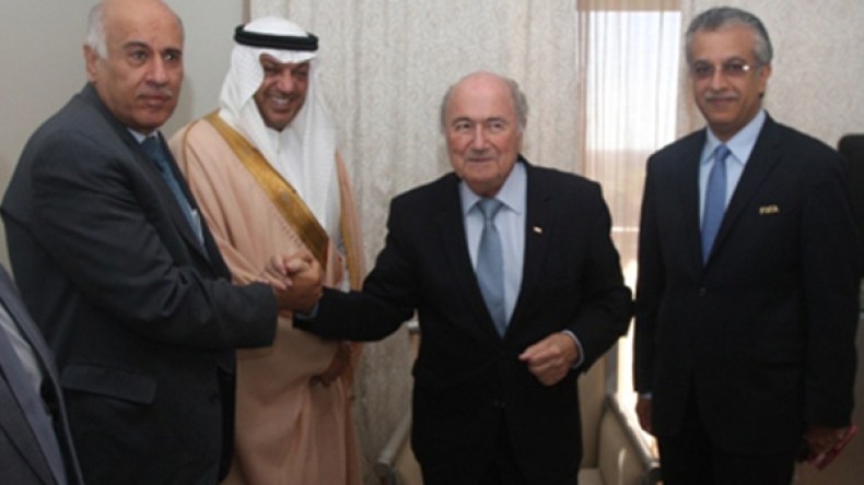 3 رسائل إسلامية وعربية لبلاتر تطالبه برفع بطاقة حمراء في وجه “الكيان الصهيوني”