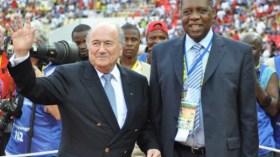 أعضاء “الكاف” يعلنون دعم بلاتر.. ويعبّدون طريق بقاء حياتو حتى الممات