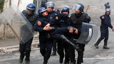 Huit policiers blessés dans des affrontements à Oran