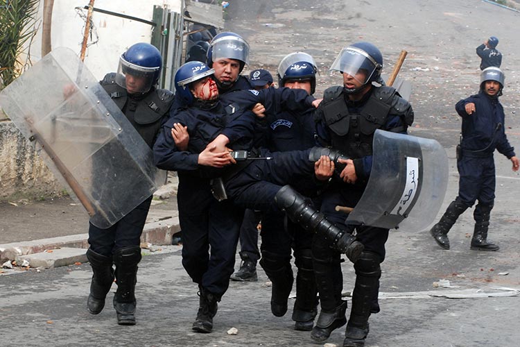 Huit policiers blessés dans des affrontements à Oran