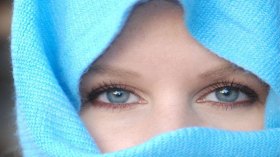 الآن بإمكانك الحصول على عينين زرقاوين بدون عدسات