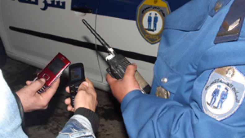 حملة لتفتيش الهواتف النقالة المحمّلة بالأفلام الإباحية والإرهابية