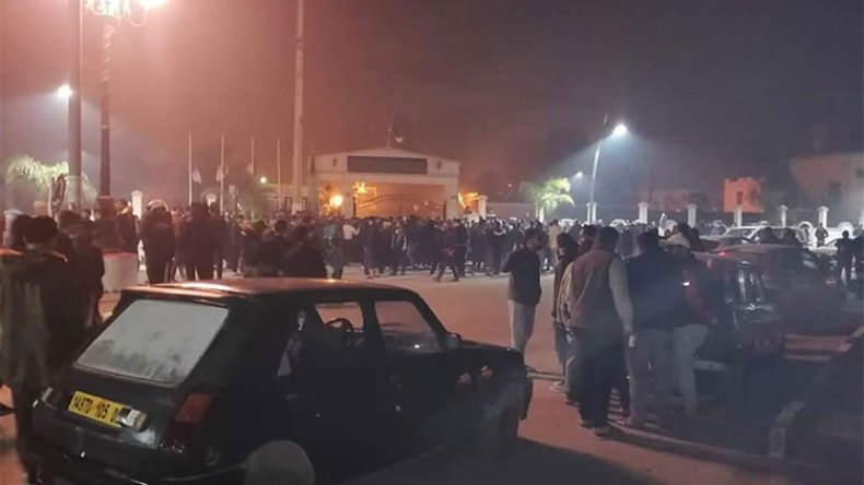 إختناقات بسبب عملية الحرق العشوائي بمفرغة سوناطرو بالاربعاء