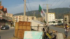 عائلة من 07 أفراد تعيش لقرابة الأسبوع وسط طريق مزدوج بالبليدة