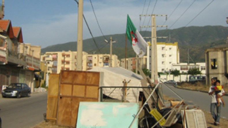 عائلة من 07 أفراد تعيش لقرابة الأسبوع وسط طريق مزدوج بالبليدة