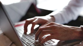 مثقفون يخفون ميولاتهم السياسية وآخرون يسترزقون بها