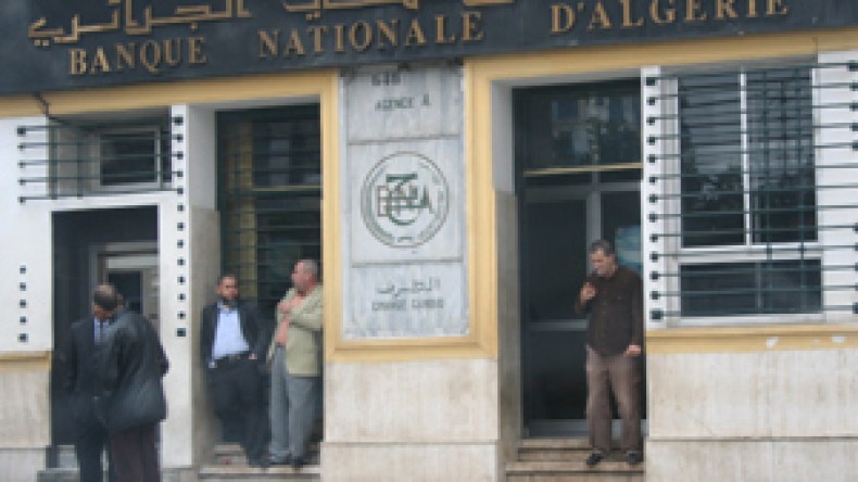 إصابة 4 أعوان أمن في محاولة للسطو على 3 شاحنات لنقل أموال البنوك