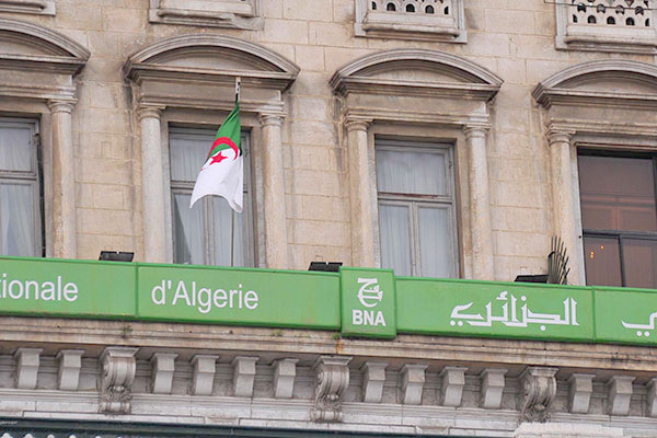 Les réverses en devises en baisse continue