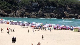 عائلات وأفراد ينصبون مخيمات بغابات وشواطئ غرب تيبازة