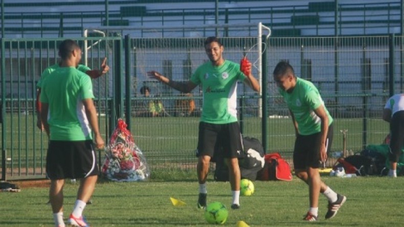 زملاء قديورة يجرون حصة مرانية للإسترخاء