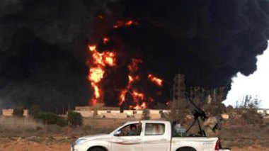 L'armée libyenne bombarde des réservoirs de pétrole à Misrata