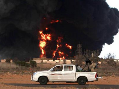 L'armée libyenne bombarde des réservoirs de pétrole à Misrata