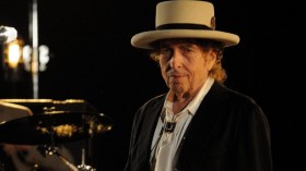 المغني الأمريكي بوب ديلان يفوز بجائزة نوبل للآداب