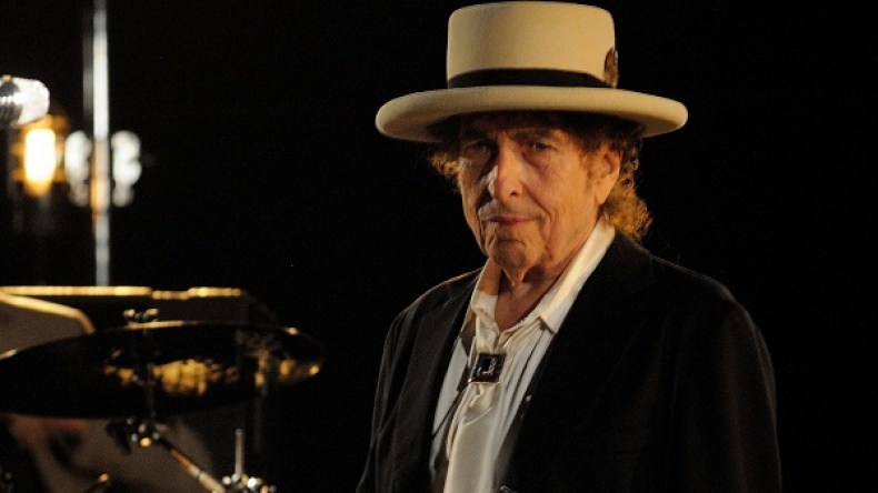 المغني الأمريكي بوب ديلان يفوز بجائزة نوبل للآداب