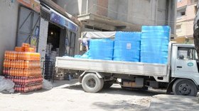 شاحنات تنقل المشروبات تحت أشعة الشمس وتجتاز الحواجز الأمنية بـ”سلام”