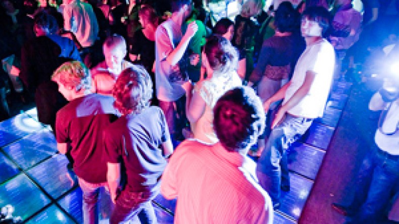 ضياع 9 ملايير في حفلات زواج وختان و”الديسك جوكي”