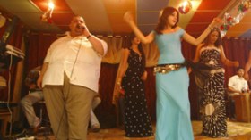 “رشقات” بالملايين، راقصات بألبسة فاضحة وشباب وخمر ومجون إلى السحور