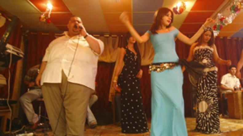 “رشقات” بالملايين، راقصات بألبسة فاضحة وشباب وخمر ومجون إلى السحور