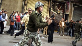 “أسد التحرير”.. الضابط المصري الوحيد الذي دافع عن ثوار 25 يناير في موقعة الجمل