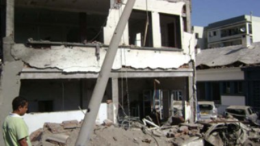 Algeria car bomb wounds 25