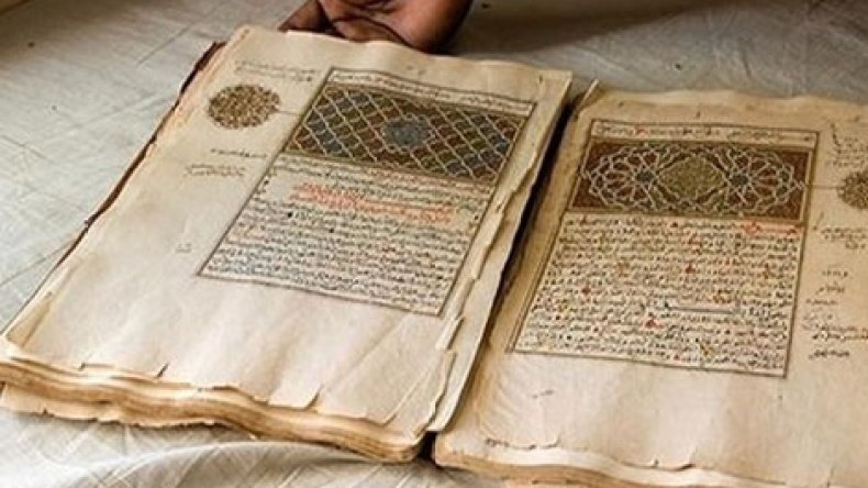 إحباط تهريب 14 مخطوطة نادرة بينها “صحيح البخاري” في اليمن