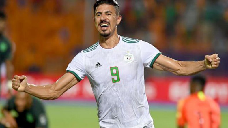 بونجاح يحتفظ بِجائزة أفضل هدّاف في العالم