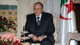 الرئيس بوتفليقة يهنّئ “الخضر” بعد مأثرتهم المونديالية