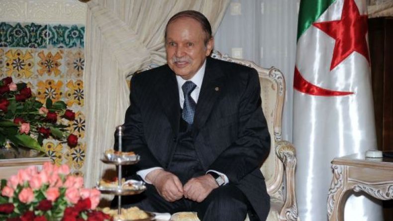 الرئيس بوتفليقة يهنّئ “الخضر” بعد مأثرتهم المونديالية