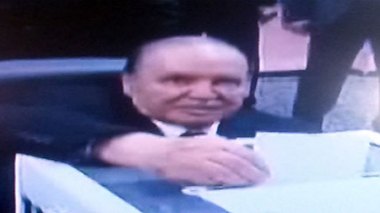 Bouteflika vote en chaise roulante