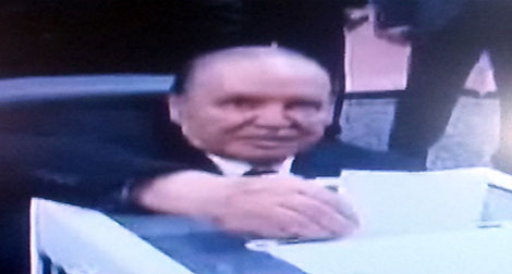Bouteflika vote en chaise roulante