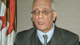 بوعمران  يدعو  موظفات  الجمارك  إلى  مقاضاة  الإدارة  للحفاظ  على  خمرهن