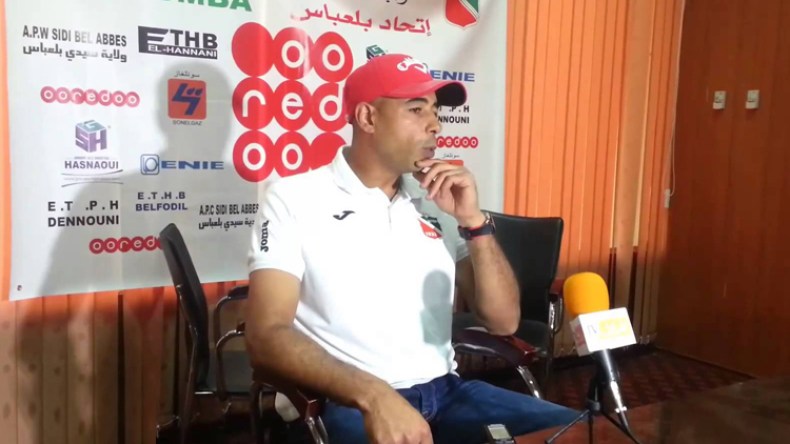 المدرب المعز بوعكاز يرفض فسخ عقده مع فريق اتحاد بلعباس