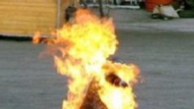 شاب يبلل نفسه بالبنزين..يحتضن ضابط شرطة ويضرم النار في نفسه