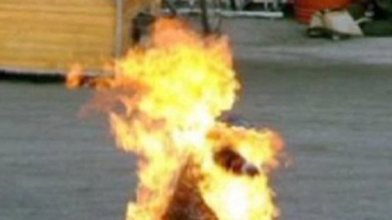 شاب يبلل نفسه بالبنزين..يحتضن ضابط شرطة ويضرم النار في نفسه