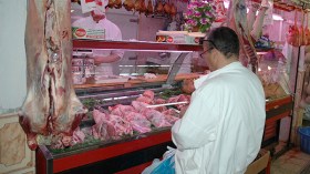 جزائريون يأكلون لحوما مجهولة