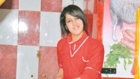 عمرها16 سنة..تذبح وتسلخ وتقطّع اللحم ومحبوبة لدى زبائنها