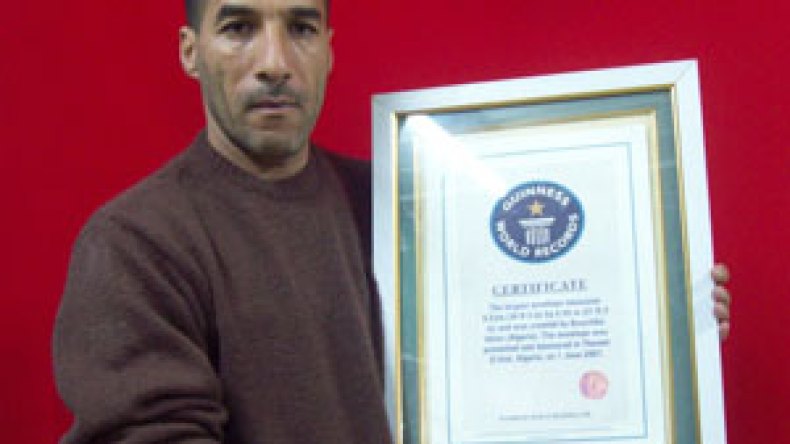 “إدريس ” يدخل كتاب غينس بأكبر ظرف بريدي في العالم