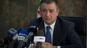 الحكومة تبرر قرار تخفيف شروط تسويق السيارات